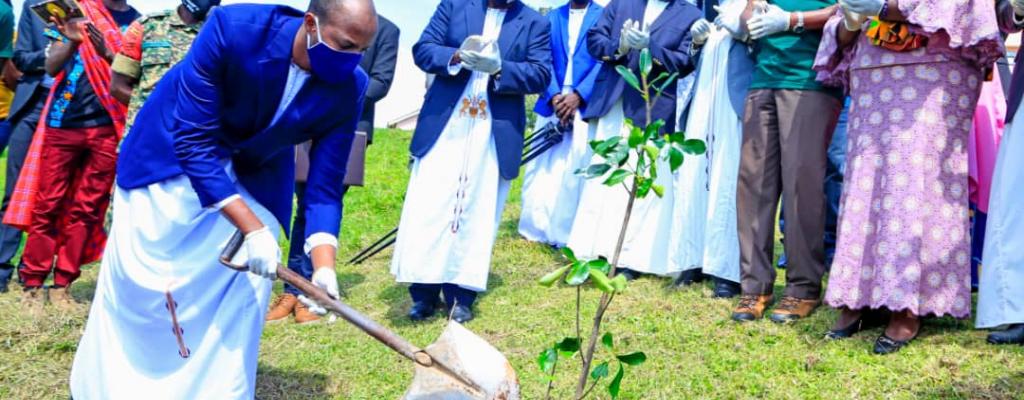 RUKIRABASAIJA OMUKAMA OYO NYIMBA KABAMBA RUKIDI IV PLANTS A MEMORIAL TREE ON HIS VISIT TO KYENJOJO DISTRICT